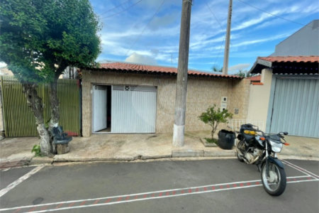 Casa térrea para venda na Vila Nossa Senhora de Fátima.
