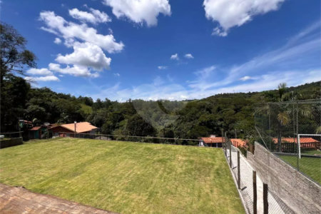 Chácara com excelente infraestrutura, contendo casa com 8 dormitórios, 900 m² de área construída, área total de 3000m², piscina adulto e infantil, churrasqueira, quadra gramada de futebol - Rio Acima - Atibaia/SP 900 m² Área construída 3.000 m² Área do terreno