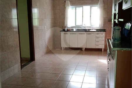Casa térrea com 3 dormitórios.