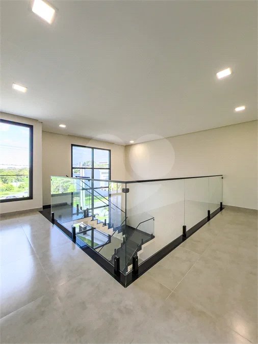 Indaiatuba - Condomínio Milano - Sobrado - 350 m² de terreno - 240 m² de área construída - 4 vagas de garagem, sendo 2 cobertas - Salas de estar e jantar integradas - 3 suítes com closet e varanda no pavimento superior - Escritório no térreo - Espaço gourmet com churrasqueira - Banheiro externo
