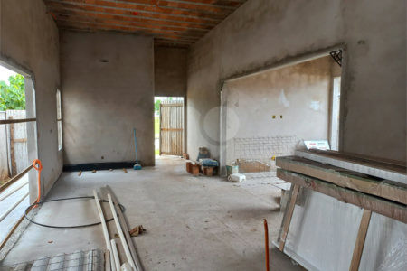 Casa Térrea no Condomínio Village Damha III.