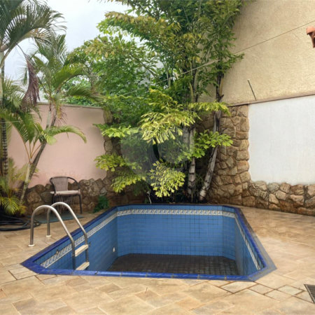 Casa Térrea com Acabamento em Tijolo Aparente e Quintal Amplo - Próximo ao Shopping Iguatemi