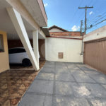 Casa térrea com piscina e 3 quartos.