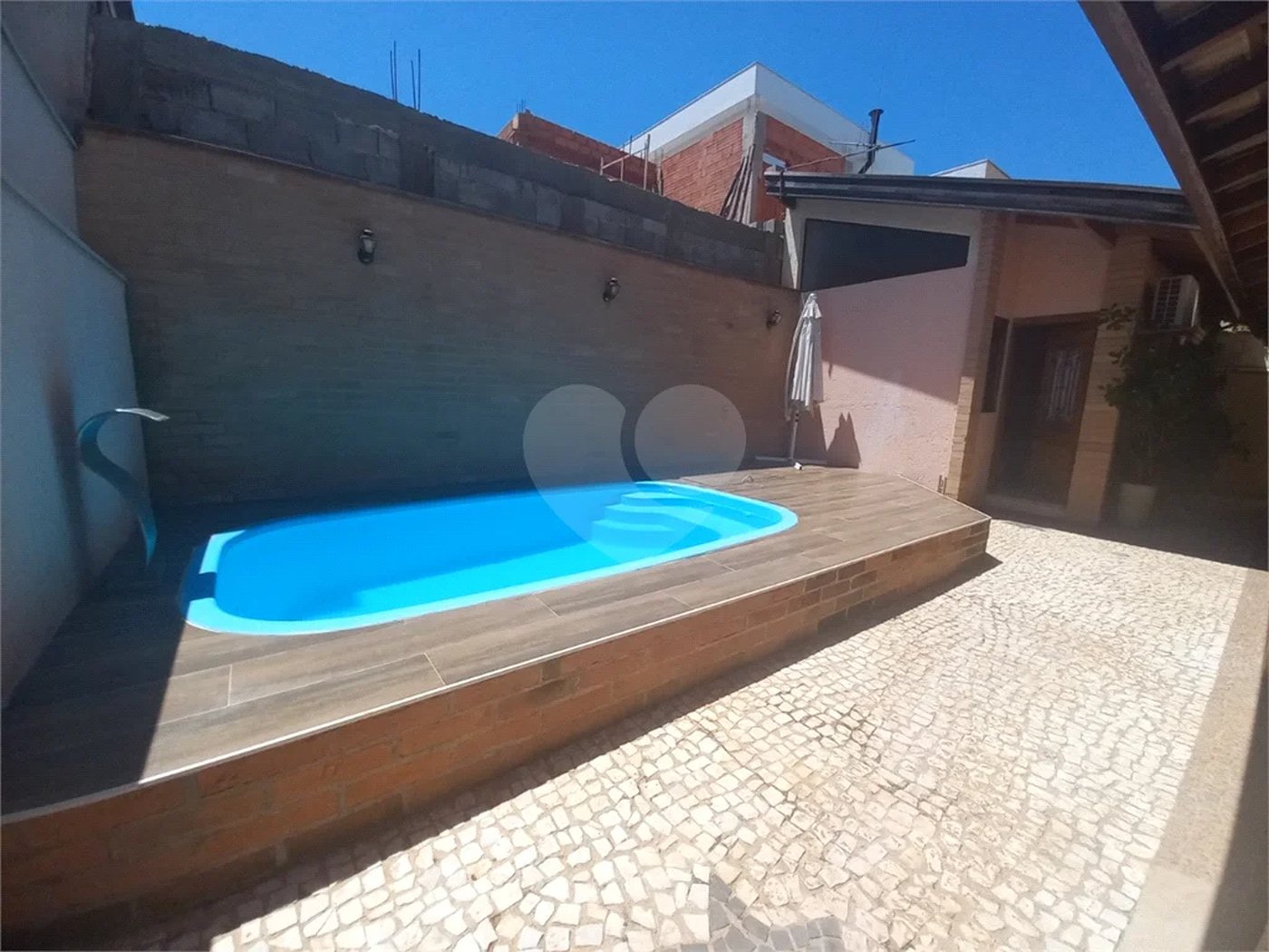 Linda casa com piscina localizada no melhor condomínio de Hortolândia - Green Park.