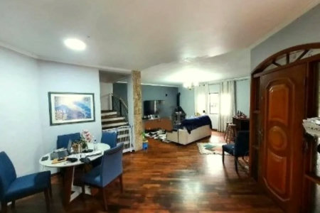 Sobrado à venda com 230m², 5 vagas e churrasqueira no Jardim Ester
