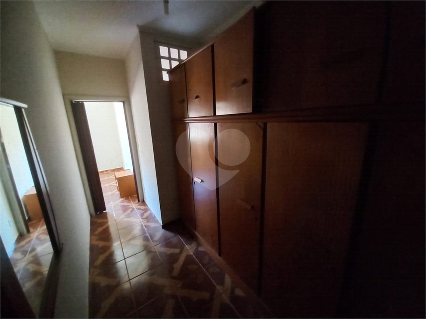 Casa térrea com 3 dormitórios, sendo 1 suíte.