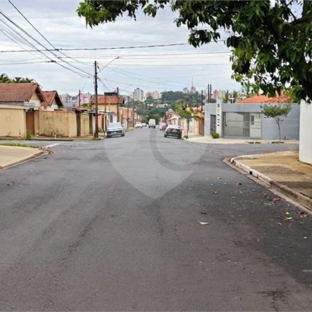 Casa Nova (Apenas 2 Anos) com Suíte: Conforto, Segurança e Localização Privilegiada!