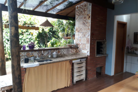 Sobrado com quintal amplo e arborizado a venda