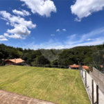 Chácara com excelente infraestrutura, contendo casa com 8 dormitórios, 900 m² de área construída, área total de 3000m², piscina adulto e infantil, churrasqueira, quadra gramada de futebol - Rio Acima - Atibaia/SP 900 m² Área construída 3.000 m² Área do terreno