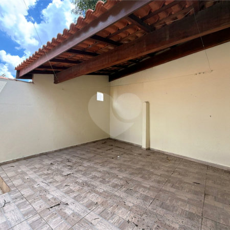 Casa térrea em Atibaia com 2 dormitórios, 2 vagas de garagem, quintal nos fundos, aceita financiamento