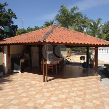 Indaiatuba- Jardins dos Laranjais - Chácara dentro do Vale das Laranjeiras, segundo portão: Jardim dos Laranjais. 3 quartos, 1 banheiro social, 1 sala espaçosa de TV, 1 sala de jantar, cozinha, 1 varanda fechada com portas Blindex. Quiosque, piscina, capela com bancos e altar,