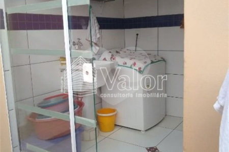 Casa Térrea com 3 dormitórios, sendo 1 suíte.