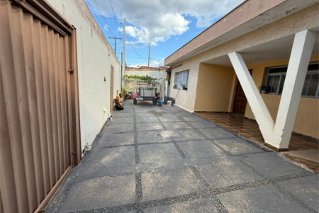 Casa térrea com piscina e 3 quartos.