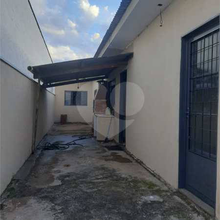 Casa térrea com 2 dormitórios.