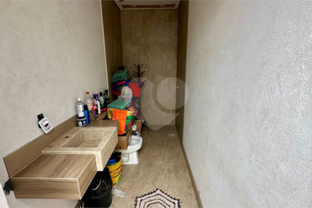 Sobrado a venda com 3 dormitorios sendo 1 suite com closet e varanda no bairro Arcoville
