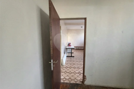 Casa térrea à venda com amplo quintal e grande potencial na Vila Nery