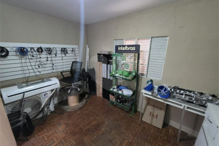 Casa térrea à venda com amplo quintal e grande potencial na Vila Nery