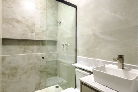 Indaiatuba - Jardim Bom sucesso - Área total: 150m² - Área construída: 115m² - 3 dormitórios sendo 1 suíte com armário planejado;Sala para dois ambientes; Banheiros com box gabinetes e espelhos; Área gourmet com churrasqueira a carvão e móveis planejados; Lavanderia coberta; Ar condicionado na sala