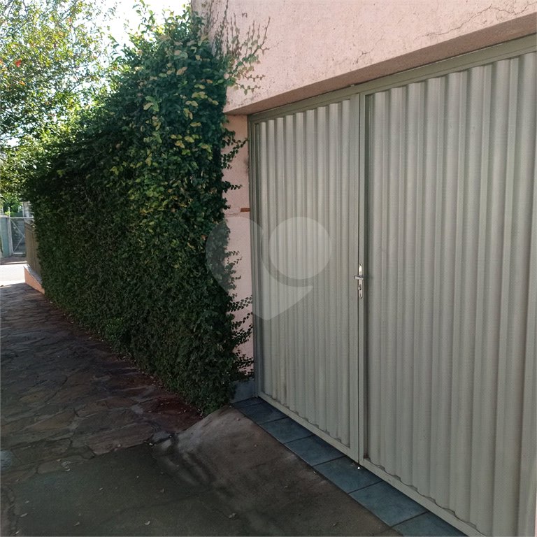 Linda casa no centro com 3 quartos.