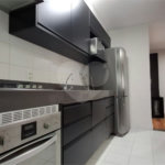 Apartamento com dois dormitórios sendo um climatizado, com duas vagas de garagem.