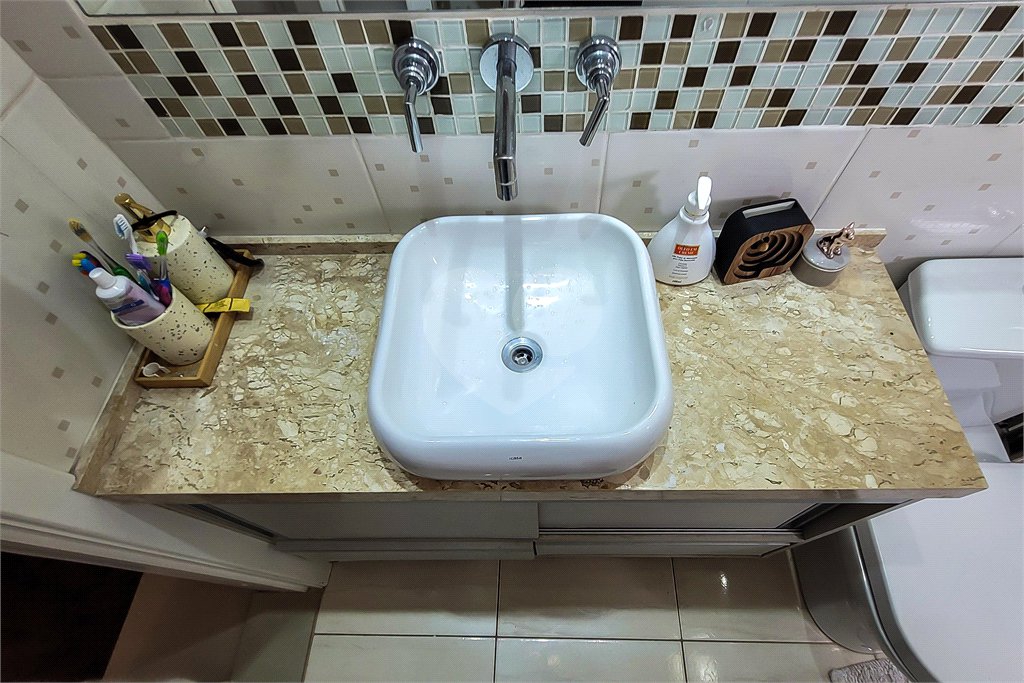 Apartamento de 143m² com 3 dormitórios e 2 vagas de garagem.