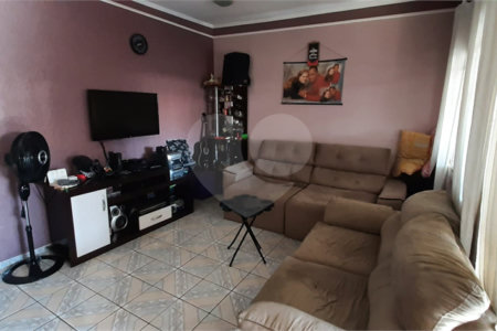 Imóvel Completo com Churrasqueira, 2 Banheiros e Portão Eletrônico