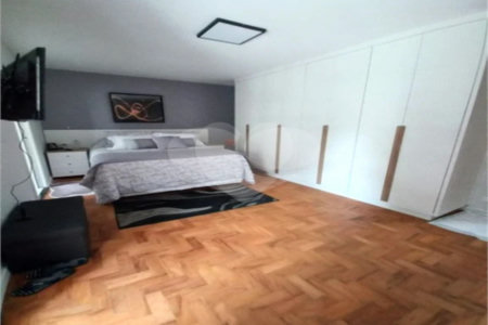 Casa de 85m2 com 3 dormitórios e 2 vagas de garagem localizado no Bosque da Saúde