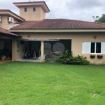 Casa no condomínio Damha I.