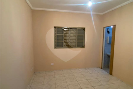 Casa Térrea com 3 dormitórios, sendo 2 suítes.