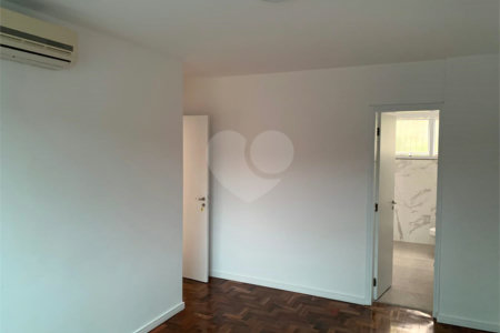 Casa Comercial na Vila Mariana, 400m², próximo metrô, 3 vagas, locação e venda