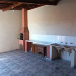 Casa térrea com 3 dormitórios, sendo 1 suíte.