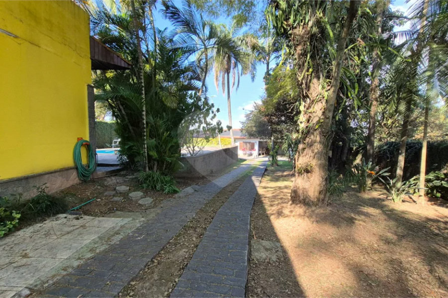 Casa com Piscina, Sauna e Edícula em Rua Arborizada no Tremembé
