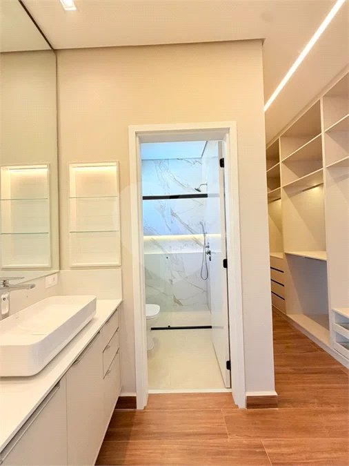 Casa térrea com 3 suítes no Condomínio Residencial Viena em Indaiatuba-SP - Acabamento de alto padrão - R$ 1.690.000,00 - AT 250 m² - AC 158 m² - 3 suítes,, sendo 1 suíte master com closet - Sala para dois ambientes (estar e jantar) - Cozinha planejada com ilha cooktop, forno elétrico e micro-ondas,