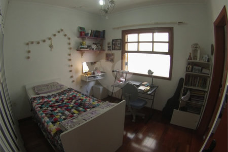 Sobrado com 4 quartos sendo 2 suítes.