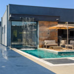 Indaiatuba - Quintas da Terracota - 1252 m² de terreno - casa térrea com 514 m² de área construída -3 vagas de garagem cobertas e 3 descobertas Lavabo - Sala de estar e jantar amplas e integradas - Escritório privativo - Cozinha toda equipada com geladeira, forno, micro-ondas, lava-louças,