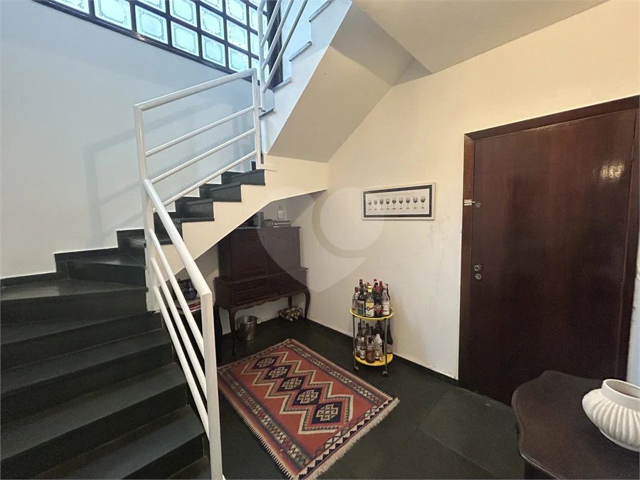 Casa em condomínio com 3 dormitórios, 01 suíte, garagem para 06 carros, área gourmet, piscina.