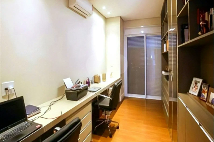 Casa de Alto Padrão em Condomínio com 4 suítes.