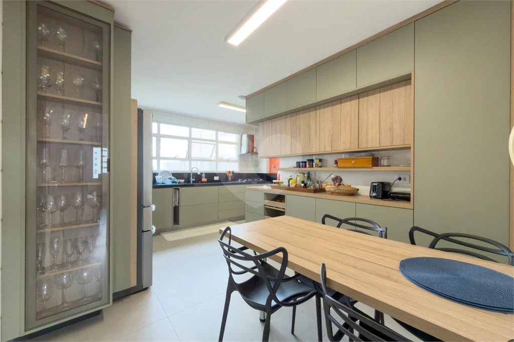 Apartamento com 205 metros no Campo Belo