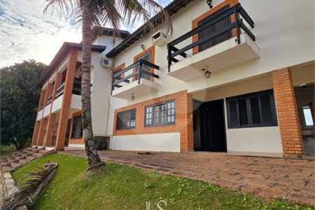 Indaiatuba- Vale das Laranjeiras - Vista dos fundos para o lago - Casa assobradada - 3 pisos, 4 quartos, 2 suítes, uma com hidro ,escritório, sala 3 ambientes, lareira, lavabo,cozinha ampla, despensa, lavanderia, churrasqueira, forno pizza, 6 wcs, piscina, jardim despensa, garagem, segurança