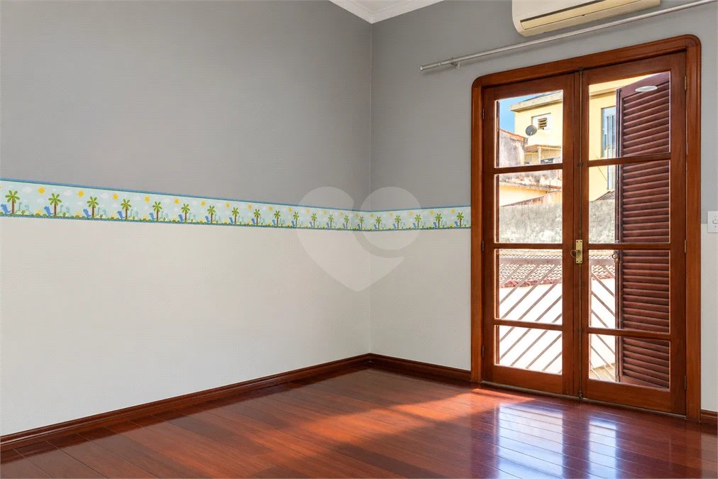 Casa à venda com 6 dormitórios, 3 suítes, piscina, área gourmet, hidromassagem, lareira, varanda e 6 vagas de garagem. Conforto e lazer para toda a família!