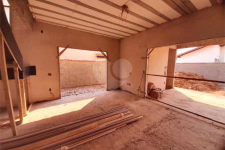 Casa em Construção com Área Gourmet e Piscina no Condomínio Damha II