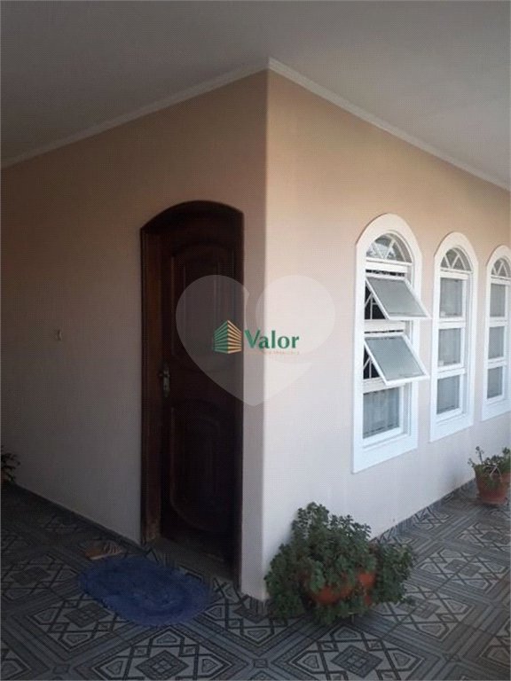 Ampla casa no condomÍnio Parque Fehr, contendo: