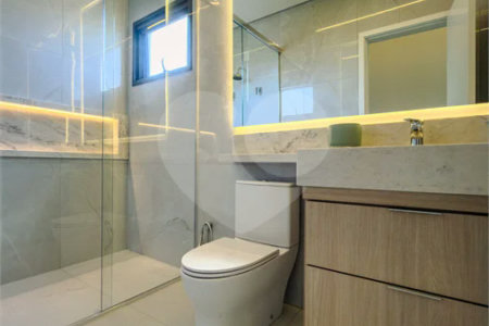 Indaiatuba - Condominio Villa Sapezal - 318 m² de Terreno - 230 m² de Área Construída - 3 suítes, sendo 1 Master com closet planejado - Sala de TV - Sala de estar integrada à Sala de jantar - Cozinha com móveis planejados - Despensa - Escritório planejado - Lavabo - Piscina com preparação para aquec