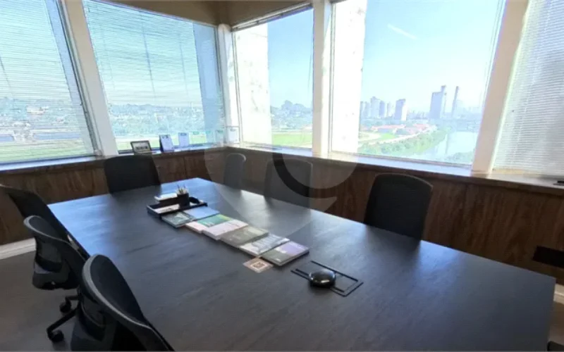 Sala comercial de 198m² com vista em Pinheiros