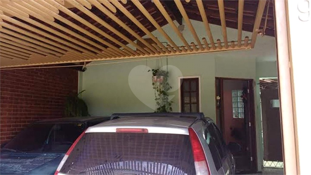 Casa térrea no Loteamento Habitacional São Carlos 1, sendo 3 Dormitórios e 1 suíte