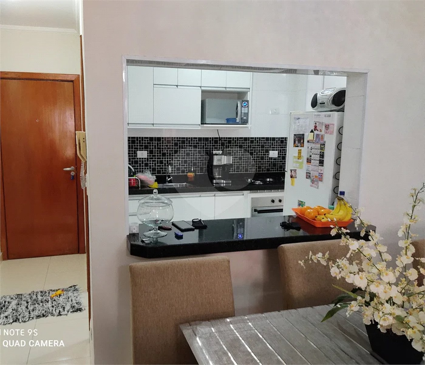 Apartamento térreo , três quartos sendo uma suíte.