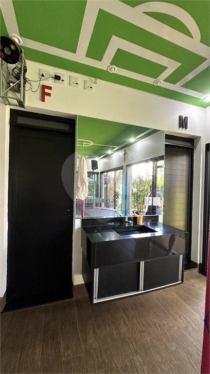 Casa em Condomínio Fechado com 4 suítes e área de lazer completa.
