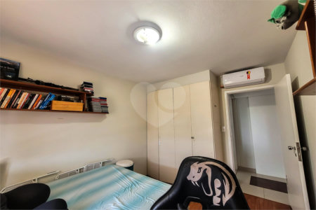 Apartamento de 143m² com 3 dormitórios e 2 vagas de garagem.