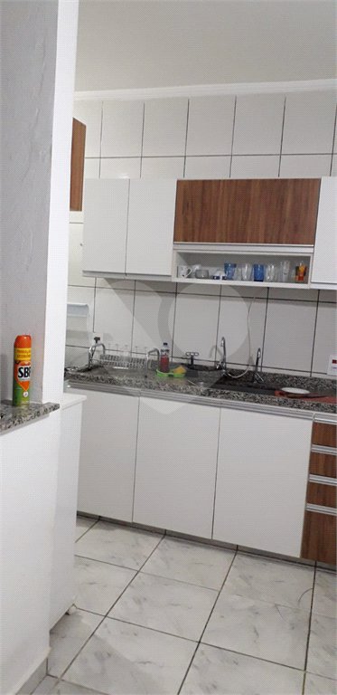 Casa térrea com 3 dormitórios, sendo 1 suíte.