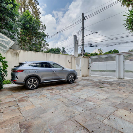 Sobrado à venda com 5 quartos, sendo 3 suítes, em Alto da Boa Vista, São Paulo, SP